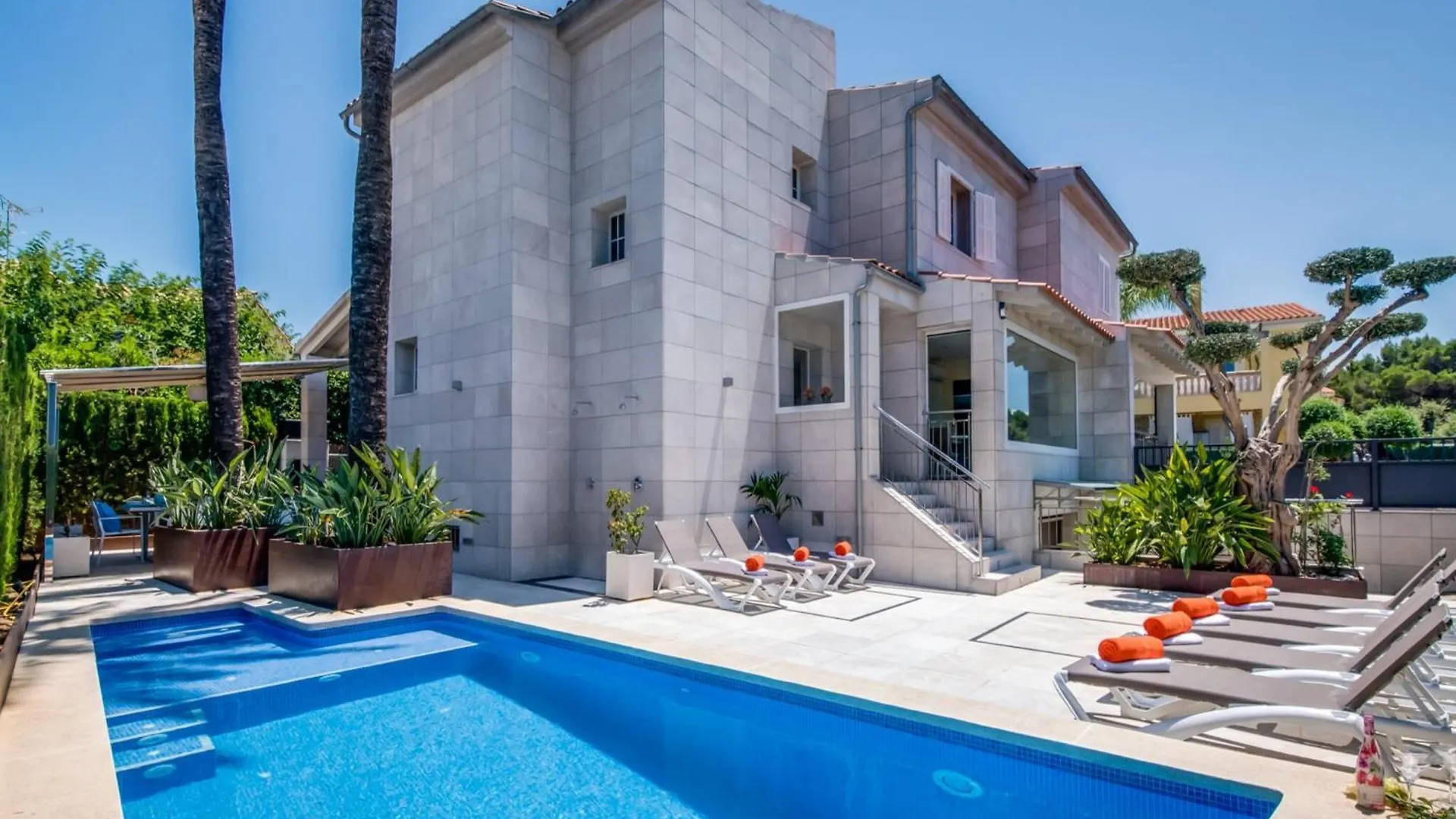 Beach Holiday Home With Private Pool Alcudia